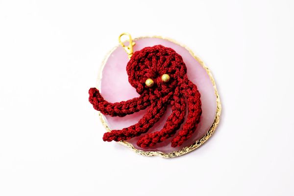 Obrazek Brelok ośmiorniczka w kolorze czerwonego wina