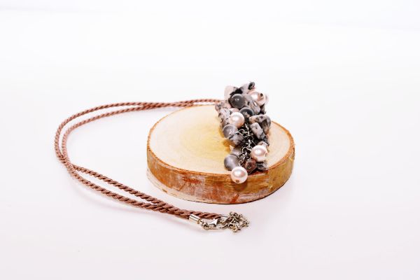 Obrazek Wisior z kamieni.